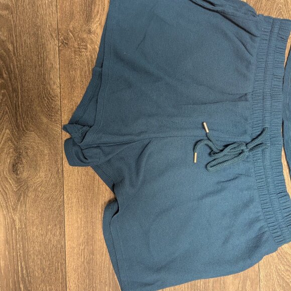 Victoria's Secret Women's Hoodie and Shorts Set - Picture 4 of 6